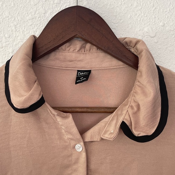 Dazy champagne collared button front blouse size large - Picture 3 of 6